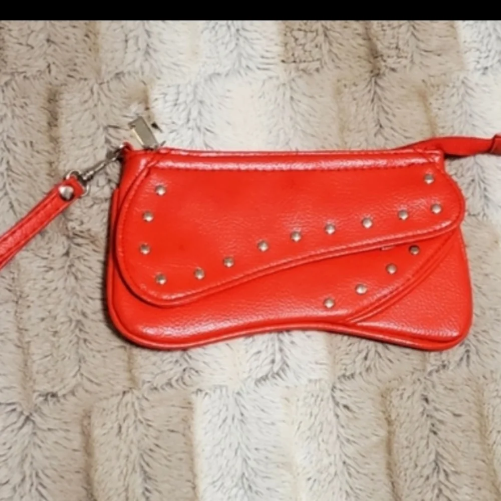 RED/ORANGE‎ LEATHER SADDLE SHAPED WRISTLET